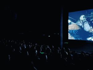 Florent Bernard Instagram - Et voilà, VERMINES est au cinéma !

Je suis super heureux du résultat. On a voulu faire le film qu'on aurait kiffé voir au cinoche avec nos potes. Le film est dans vos salles, on kifferait que vous alliez le voir au cinoche avec vos potes.

Un immense merci à Sebastien Vaniček pour la confiance, le kiff et le respect. Merci à Jérome pour la rencontre avec la personne précédemment citée. Merci à Harry et Eva chez MyBox pour le suivi et l'excitation tout le temps intacts pendant tout le processus. Merci à tout le casting pour le talent et les remarques si justes sur leurs persos. Et merci à tous ceux qui sont venus aux AVP et qui viendront voir le film en salles. 

1/ pas le plan le plus iconique du film sur écran géant
2/ ça répète grave
3/ une pose ridicule dans le décor (pas à l'aise le man)
4/ le réal il a des prix et tout tu te prends pour qui ?
5/ un sms clé de La Ferme Jérôme Niel
6/ séance d'écriture de film d'horreur la première année de vie d'un bébé
7/ bon bah c'est à vous