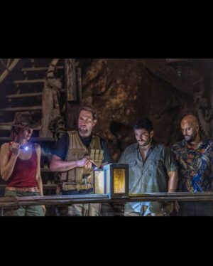 Florent Bernard Instagram - Et voilà, c'est au cinéma. Dans les salles.
C'est une comédie d'aventure qui n'a aucune autre ambition que vous divertir et vous faire marrer pendant 1h50. C'est pas rien hein, mais c'est l'objectif. Maintenant la balle est dans votre camp, j'espère que vous donnerez une chance à ce film.

Moi j'ai eu la chance de l'écrire avec Tristan Schulmann et Malik Bentalha, que je remercie de tout mon cœur. Jamais dans ma vie de scénariste j'aurais osé fantasmer bosser sur un tel scénario. M'amuser avec des personnages aussi flingués que ceux de Will Ferrel, dans des décors qui citent le Hollywood de mon enfance. Écrire des dialogues à des comédiens aussi doués, filmés comme des vrais héros de cinéma. On y a mis tout notre amour, toute notre sincérité et une bonne blague de pisse.

Merci infini à Malik,
À Tristan et Ludo,
À Nadie, 
Aux incroyables comédiens,
À toute l'équipe du film biensur.

Et pis merci Spielberg et Veber, merde.

Le film part vivre loin du foyer, on a essayé de lui donner la meilleure éducation.
Maintenant on va voir ce que ça donne dans la vie active.
