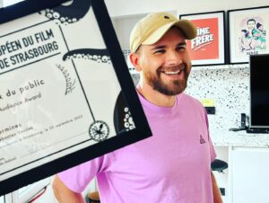 Florent Bernard Instagram - Et voilà, VERMINES est au cinéma !

Je suis super heureux du résultat. On a voulu faire le film qu'on aurait kiffé voir au cinoche avec nos potes. Le film est dans vos salles, on kifferait que vous alliez le voir au cinoche avec vos potes.

Un immense merci à Sebastien Vaniček pour la confiance, le kiff et le respect. Merci à Jérome pour la rencontre avec la personne précédemment citée. Merci à Harry et Eva chez MyBox pour le suivi et l'excitation tout le temps intacts pendant tout le processus. Merci à tout le casting pour le talent et les remarques si justes sur leurs persos. Et merci à tous ceux qui sont venus aux AVP et qui viendront voir le film en salles. 

1/ pas le plan le plus iconique du film sur écran géant
2/ ça répète grave
3/ une pose ridicule dans le décor (pas à l'aise le man)
4/ le réal il a des prix et tout tu te prends pour qui ?
5/ un sms clé de La Ferme Jérôme Niel
6/ séance d'écriture de film d'horreur la première année de vie d'un bébé
7/ bon bah c'est à vous