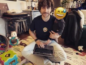 Florent Bernard Instagram - Et voilà, VERMINES est au cinéma !

Je suis super heureux du résultat. On a voulu faire le film qu'on aurait kiffé voir au cinoche avec nos potes. Le film est dans vos salles, on kifferait que vous alliez le voir au cinoche avec vos potes.

Un immense merci à Sebastien Vaniček pour la confiance, le kiff et le respect. Merci à Jérome pour la rencontre avec la personne précédemment citée. Merci à Harry et Eva chez MyBox pour le suivi et l'excitation tout le temps intacts pendant tout le processus. Merci à tout le casting pour le talent et les remarques si justes sur leurs persos. Et merci à tous ceux qui sont venus aux AVP et qui viendront voir le film en salles. 

1/ pas le plan le plus iconique du film sur écran géant
2/ ça répète grave
3/ une pose ridicule dans le décor (pas à l'aise le man)
4/ le réal il a des prix et tout tu te prends pour qui ?
5/ un sms clé de La Ferme Jérôme Niel
6/ séance d'écriture de film d'horreur la première année de vie d'un bébé
7/ bon bah c'est à vous