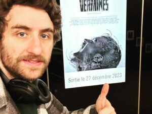 Florent Bernard Instagram - Et voilà, VERMINES est au cinéma !

Je suis super heureux du résultat. On a voulu faire le film qu'on aurait kiffé voir au cinoche avec nos potes. Le film est dans vos salles, on kifferait que vous alliez le voir au cinoche avec vos potes.

Un immense merci à Sebastien Vaniček pour la confiance, le kiff et le respect. Merci à Jérome pour la rencontre avec la personne précédemment citée. Merci à Harry et Eva chez MyBox pour le suivi et l'excitation tout le temps intacts pendant tout le processus. Merci à tout le casting pour le talent et les remarques si justes sur leurs persos. Et merci à tous ceux qui sont venus aux AVP et qui viendront voir le film en salles. 

1/ pas le plan le plus iconique du film sur écran géant
2/ ça répète grave
3/ une pose ridicule dans le décor (pas à l'aise le man)
4/ le réal il a des prix et tout tu te prends pour qui ?
5/ un sms clé de La Ferme Jérôme Niel
6/ séance d'écriture de film d'horreur la première année de vie d'un bébé
7/ bon bah c'est à vous