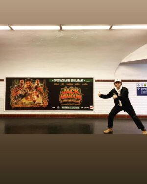 Florent Bernard Instagram - Et voilà, c'est au cinéma. Dans les salles.
C'est une comédie d'aventure qui n'a aucune autre ambition que vous divertir et vous faire marrer pendant 1h50. C'est pas rien hein, mais c'est l'objectif. Maintenant la balle est dans votre camp, j'espère que vous donnerez une chance à ce film.

Moi j'ai eu la chance de l'écrire avec Tristan Schulmann et Malik Bentalha, que je remercie de tout mon cœur. Jamais dans ma vie de scénariste j'aurais osé fantasmer bosser sur un tel scénario. M'amuser avec des personnages aussi flingués que ceux de Will Ferrel, dans des décors qui citent le Hollywood de mon enfance. Écrire des dialogues à des comédiens aussi doués, filmés comme des vrais héros de cinéma. On y a mis tout notre amour, toute notre sincérité et une bonne blague de pisse.

Merci infini à Malik,
À Tristan et Ludo,
À Nadie, 
Aux incroyables comédiens,
À toute l'équipe du film biensur.

Et pis merci Spielberg et Veber, merde.

Le film part vivre loin du foyer, on a essayé de lui donner la meilleure éducation.
Maintenant on va voir ce que ça donne dans la vie active.