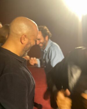 Florent Bernard Instagram - Et voilà, c'est au cinéma. Dans les salles.
C'est une comédie d'aventure qui n'a aucune autre ambition que vous divertir et vous faire marrer pendant 1h50. C'est pas rien hein, mais c'est l'objectif. Maintenant la balle est dans votre camp, j'espère que vous donnerez une chance à ce film.

Moi j'ai eu la chance de l'écrire avec Tristan Schulmann et Malik Bentalha, que je remercie de tout mon cœur. Jamais dans ma vie de scénariste j'aurais osé fantasmer bosser sur un tel scénario. M'amuser avec des personnages aussi flingués que ceux de Will Ferrel, dans des décors qui citent le Hollywood de mon enfance. Écrire des dialogues à des comédiens aussi doués, filmés comme des vrais héros de cinéma. On y a mis tout notre amour, toute notre sincérité et une bonne blague de pisse.

Merci infini à Malik,
À Tristan et Ludo,
À Nadie, 
Aux incroyables comédiens,
À toute l'équipe du film biensur.

Et pis merci Spielberg et Veber, merde.

Le film part vivre loin du foyer, on a essayé de lui donner la meilleure éducation.
Maintenant on va voir ce que ça donne dans la vie active.