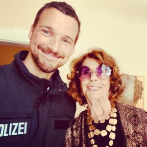 Florian David Fitz Instagram - Halbe Million!!! Das ist ne 5 mit siebzehn Nullen! Ich mach mir jetzt nen Piccolo auf und drink auf alle die dabei waren.