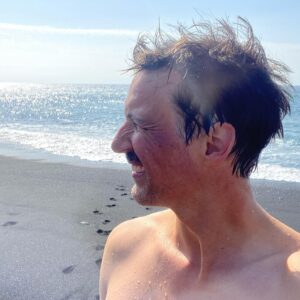 Florian David Fitz Instagram - Muss euch weiter mit Stränden quälen. Sorry. #arbeiteauchzwischendrin #versprochen