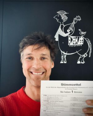 Florian David Fitz Instagram - Laut Wahlschein habe ich eine Stimme. Ihr übrigens auch. Nutzt sie! Könnte ziemlich wichtig werden, diesmal. #europawahl @europa.ichliebs