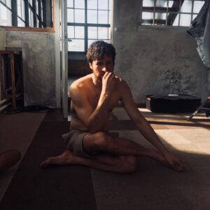 Florian David Fitz Instagram - #drehpause #malkurzdiejoghinghosean #gleichwiederaus #augenaufbeiderberufswahl @100dinge