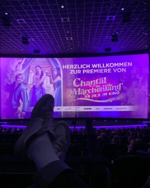 Florian David Fitz Instagram - Kaum geht man mal wieder ins Kino… happy Premiere @normatschernau @bora @jellahaase #chantalimmärchenland