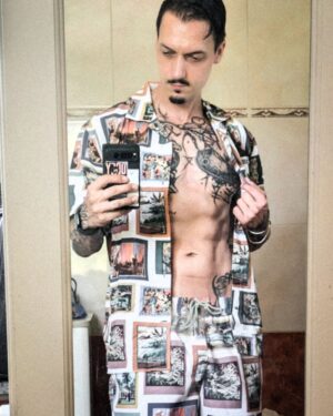 Florian Diedrich Instagram - 1 - Griechischer Philosoph auf Krankenhaus & OP-Drip angelehnt... Is'n Fit, würde ich sagen. 😅😮‍💨 
2 - Never go full Anime Villain... 
3 - Aufnahmen der Deutschen Songs laufen. Album kann sicherlich noch im Juli kommen. Wird ganz geil. 
4 - Work in Progress 
5 - Neues Projekt für IDR... 20% des Gewinns durch Sad People Society Produkte werden immer, jeden Monat an Organisationen zur Suizidprävention gespendet. Nächster @i.died.rich Drop kommt schon sehr bald!!! 
6 - Trick, den ich dieses Jahr unbedingt sicher beherrschen will ist der "Strawberry Milkshake". Finde den wahnsinnig ästhetisch & ich glaub den krieg ich bald sicher hin. 
7 - Hot Summer Drip... 
8 - Zur Entspannung trägt er die Gesichter seiner Opfer... 
9 - Neuer Anzug aus dem @adlershofer_fundus 
10 - Irgendwie sieht einer von uns beiden deutlich entspannter aus als der Andere... Hmmm...
