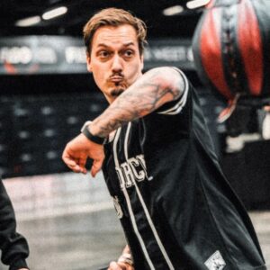 Florian Diedrich Instagram - 1 - Hätte gern ein Gym komplett in dem Style 😂🌟
2 - Live on Stage 🙆🏻‍♂️
3 - Ich als PS2 Game Charakter 🎮 
4 - Boxautomat auseinandernehmen 🥊 
5 - Fahrstuhl-Selfie 🤳🏻 
6 - Trippy... 💥 In diesem Fahrstuhl muss man auch nüchtern sein, sonst wird's echt heftig 🤣 
7 - PS2 Selfie 🤳🏻 
8 - MATHEMANN 🔢 
9 - Social Media is Fake... 💪🏻 
10 - Händchen halten 🐾