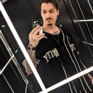 Florian Diedrich Instagram - 1 - Hätte gern ein Gym komplett in dem Style 😂🌟
2 - Live on Stage 🙆🏻‍♂️
3 - Ich als PS2 Game Charakter 🎮 
4 - Boxautomat auseinandernehmen 🥊 
5 - Fahrstuhl-Selfie 🤳🏻 
6 - Trippy... 💥 In diesem Fahrstuhl muss man auch nüchtern sein, sonst wird's echt heftig 🤣 
7 - PS2 Selfie 🤳🏻 
8 - MATHEMANN 🔢 
9 - Social Media is Fake... 💪🏻 
10 - Händchen halten 🐾