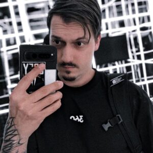 Florian Diedrich Instagram - 1 - Hätte gern ein Gym komplett in dem Style 😂🌟
2 - Live on Stage 🙆🏻‍♂️
3 - Ich als PS2 Game Charakter 🎮 
4 - Boxautomat auseinandernehmen 🥊 
5 - Fahrstuhl-Selfie 🤳🏻 
6 - Trippy... 💥 In diesem Fahrstuhl muss man auch nüchtern sein, sonst wird's echt heftig 🤣 
7 - PS2 Selfie 🤳🏻 
8 - MATHEMANN 🔢 
9 - Social Media is Fake... 💪🏻 
10 - Händchen halten 🐾