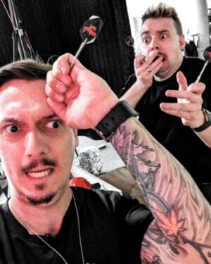 Florian Diedrich Instagram - 1 - Progress-Foto für Selbstmotivation! 💪🏻 
2 - Dart Training für die Pub Games droht zu eskalieren 🎯 
3 - Besuch in der Werkstatt 😸 
4 - eins meiner Lieblings-Pieces im aktuellen Drop @i.died.rich 
5 - Eisbar! Fand vor allem die Eisgläser übelst nice ❄️ 
6 - Was die bei "The Fast & The Furious" konnten, kann ich schon lange... 🚗👀 
7 - Versteckter Berliner Hinterhof 🪴
8 - Ein Mann und sein Vanille-Softeis 🍦
9 - Handgearbeitete Silberarmbänder von @khasomari 
10 - Lost Places (Beelitz Heilstätten)