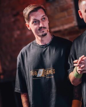 Florian Diedrich Instagram - 1 - Mag dieses Shooting Outfit sehr. Bisschen Darkwear, bisschen Anime Villain Vibes... 
2 - neue Maske 
3 - Wie ich erfahre, dass Bierdeckel-Flippen das nächste Spiel bei den Pub Games ist 😈 
4 - Billard 
5 - Aktuellster Formcheck 
6 - Neues @i.died.rich Shirt 
7 - arbeite immer gerne mit Beton als "Leinwand" 
8 - extrem schönes Bild... kann man lange drauf rumrenken und ich liebe alles daran
