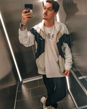 Florian Diedrich Instagram - 1 - IDR Shooting 📸
2 - Aaaaaachtung ‼️
3 - neuen Freund gefunden 🐕
4 - Monty 🐈
5 - IDR Foto nach Bearbeitung
6 - ein @derollikanal im Abendlicht 
7 - obligatorisches Fahrstuhl-Selfie 🤳🏻 
8 - Kann passieren, dass man mit im Büro so begegnet... kein Grund zur Beunruhigung 😂 
9 - Nachtfotografie 🌌
10 - Life is beautiful. 🌚