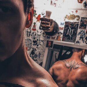 Florian Diedrich Instagram - Progress Update. Nach meiner OP nach dem Bauchdeckenriss hab ich einiges umgestellt, weil ich mich einfach nicht getraut habe wieder mit den selben Gewichten zu arbeiten. Ich bin wieder zu mehr Explosivkraft gewechselt, komplexere Übungen, mehr Spaß durch Skaten, BMX, regelmäßig wieder am Sandsack trainieren... Ich habe sehr lange versucht einfach mehr Masse aufzubauen, es fiel mir aber einfach immer schwerer und momentan bin ich ziemlich happy wie es läuft und der Progress gefällt mir. Kraft kommt auch wieder, Gewichte steigern sich wieder langsam, aber stetig und KFA Ziel rückt langsam auch in Sicht... Bin gespannt, wie der Sommer wird. 
An alle, die auch gerade ihre ganz persönlichen Ziele im Sport verfolgen, wie auch immer die für euch aussehen werden, ich wünsche euch viel Spaß dabei, haltet durch und denkt immer dran. Man kann nicht jeden Tag motiviert sein, aber man ist jeden Tag glücklicher darüber, durchgezogen zu haben, als sich darüber zu ärgern, das man sich nicht aufraffen konnte... Haltet durch! Ihr seid auf dem richtigen Weg!