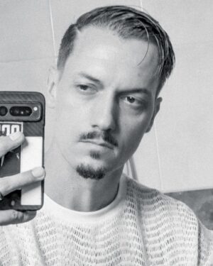 Florian Diedrich Instagram - 1 - Neues Vordach bauen 
2 - mittlerweile macht mir Arbeit auf Leitern kaum noch was aus, früher hatte ich mit Leitern ja echt meine Probleme 😂 
3 - endlich wieder fresh vom Barber 
4 - Double Trouble - 2 Tattoos gleichzeitig stechen lassen 
5 - Grüße aus dem schönsten Tattoo Studio der Welt @der_grimm_tattoo 
6 - Aufgrund des Hand-Tattoos heute ein klassisches Bauch-Beine-Po Training hingelegt 😂👍🏻 
7 - try to heal 
8 - Man muss Bukowski nicht mögen, aber gelesen haben 
9 - Chaos... Orte, an denen ich arbeite, oder mein Auto sehen meist so aus wie mein Kopf. Unaufgeräumt, durcheinander und viel zu viel Zeug auf einmal auf zu engem Raum... 
10 - fast fertige Arbeit zum Thema Krieg