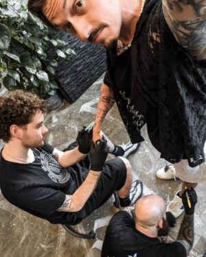 Florian Diedrich Instagram - 1 - Neues Vordach bauen 
2 - mittlerweile macht mir Arbeit auf Leitern kaum noch was aus, früher hatte ich mit Leitern ja echt meine Probleme 😂 
3 - endlich wieder fresh vom Barber 
4 - Double Trouble - 2 Tattoos gleichzeitig stechen lassen 
5 - Grüße aus dem schönsten Tattoo Studio der Welt @der_grimm_tattoo 
6 - Aufgrund des Hand-Tattoos heute ein klassisches Bauch-Beine-Po Training hingelegt 😂👍🏻 
7 - try to heal 
8 - Man muss Bukowski nicht mögen, aber gelesen haben 
9 - Chaos... Orte, an denen ich arbeite, oder mein Auto sehen meist so aus wie mein Kopf. Unaufgeräumt, durcheinander und viel zu viel Zeug auf einmal auf zu engem Raum... 
10 - fast fertige Arbeit zum Thema Krieg