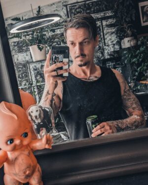 Florian Diedrich Instagram - 1 - Neues Vordach bauen 
2 - mittlerweile macht mir Arbeit auf Leitern kaum noch was aus, früher hatte ich mit Leitern ja echt meine Probleme 😂 
3 - endlich wieder fresh vom Barber 
4 - Double Trouble - 2 Tattoos gleichzeitig stechen lassen 
5 - Grüße aus dem schönsten Tattoo Studio der Welt @der_grimm_tattoo 
6 - Aufgrund des Hand-Tattoos heute ein klassisches Bauch-Beine-Po Training hingelegt 😂👍🏻 
7 - try to heal 
8 - Man muss Bukowski nicht mögen, aber gelesen haben 
9 - Chaos... Orte, an denen ich arbeite, oder mein Auto sehen meist so aus wie mein Kopf. Unaufgeräumt, durcheinander und viel zu viel Zeug auf einmal auf zu engem Raum... 
10 - fast fertige Arbeit zum Thema Krieg
