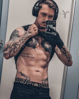 Florian Diedrich Instagram - 1 - Neues Vordach bauen 
2 - mittlerweile macht mir Arbeit auf Leitern kaum noch was aus, früher hatte ich mit Leitern ja echt meine Probleme 😂 
3 - endlich wieder fresh vom Barber 
4 - Double Trouble - 2 Tattoos gleichzeitig stechen lassen 
5 - Grüße aus dem schönsten Tattoo Studio der Welt @der_grimm_tattoo 
6 - Aufgrund des Hand-Tattoos heute ein klassisches Bauch-Beine-Po Training hingelegt 😂👍🏻 
7 - try to heal 
8 - Man muss Bukowski nicht mögen, aber gelesen haben 
9 - Chaos... Orte, an denen ich arbeite, oder mein Auto sehen meist so aus wie mein Kopf. Unaufgeräumt, durcheinander und viel zu viel Zeug auf einmal auf zu engem Raum... 
10 - fast fertige Arbeit zum Thema Krieg
