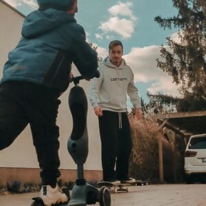Florian Diedrich Instagram - 1 - Pop Shove It wieder ziemlich stabil... Dieses Jahr steh ich den Varial wieder... 😤 
2 - Wetter genießen ☀️
3 - Hab so gehofft, dass ich ein major piece aus diesem Drop bekomme! Supreme X Toy Machine 😍😍😍 
4 - Zeit für's Beauty Spa... 💅🏻 
5 - Diese Brille wird gleich zerstört & zu etwas völlig Anderem umgebaut... 🎭👹 
6 - Vanille-Eis ist einfach Liebe... 🍦
7 - Kibbeling auch 🤤 
8 - Mein Gesicht, wenn ich einige der Kommentare unter meinem aktuellsten Video sehe 😝😂 
9 - Vamp Shirt aus dem aktuellen Drop! Also schau mal vorbei auf WWW.DIED.RICH 

Gibt es dieses Jahr etwas Neues für euch, das ihr lernen wollt? 🤔