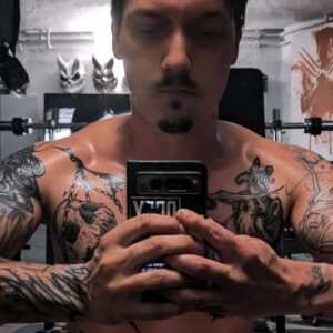 Florian Diedrich Instagram - Progress Update. Nach meiner OP nach dem Bauchdeckenriss hab ich einiges umgestellt, weil ich mich einfach nicht getraut habe wieder mit den selben Gewichten zu arbeiten. Ich bin wieder zu mehr Explosivkraft gewechselt, komplexere Übungen, mehr Spaß durch Skaten, BMX, regelmäßig wieder am Sandsack trainieren... Ich habe sehr lange versucht einfach mehr Masse aufzubauen, es fiel mir aber einfach immer schwerer und momentan bin ich ziemlich happy wie es läuft und der Progress gefällt mir. Kraft kommt auch wieder, Gewichte steigern sich wieder langsam, aber stetig und KFA Ziel rückt langsam auch in Sicht... Bin gespannt, wie der Sommer wird. 
An alle, die auch gerade ihre ganz persönlichen Ziele im Sport verfolgen, wie auch immer die für euch aussehen werden, ich wünsche euch viel Spaß dabei, haltet durch und denkt immer dran. Man kann nicht jeden Tag motiviert sein, aber man ist jeden Tag glücklicher darüber, durchgezogen zu haben, als sich darüber zu ärgern, das man sich nicht aufraffen konnte... Haltet durch! Ihr seid auf dem richtigen Weg!