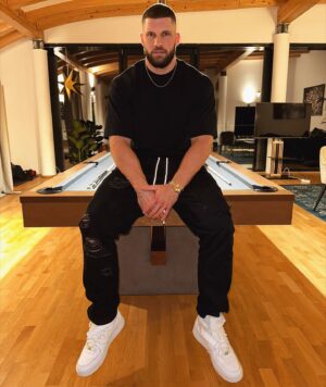 Florian Munteanu Instagram - Happy New Year 2️⃣0️⃣2️⃣3️⃣
May this be our best year 🍀