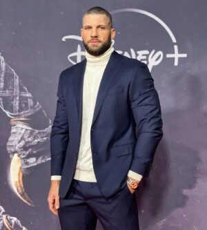 Florian Munteanu Instagram - Dropped out of the training gear real quick 😏