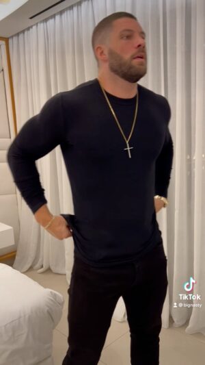 Florian Munteanu Instagram - Getting ready 😌
