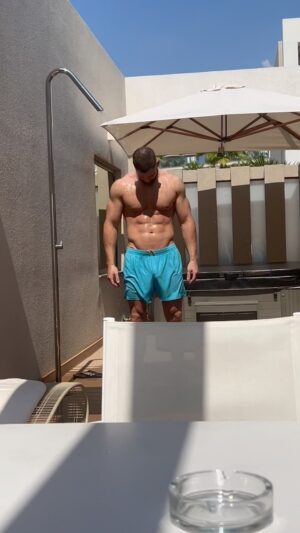 Florian Munteanu Instagram - Showers on the terrace 😏☀️👌🏼