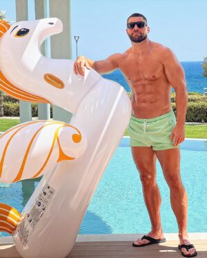 Florian Munteanu Instagram - My new friend Pegasus 😎✌🏼