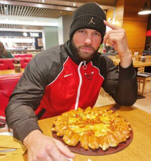 Florian Munteanu Instagram - This one's for @curtisleejamie 😝 PIZZAAAAA 😁🍕🍕🍕 #merrychristmas
