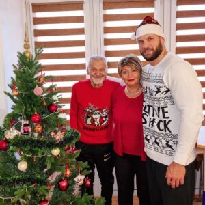 Florian Munteanu Instagram - Craciun fericit 🇷🇴, frohe Weihnachten 🇩🇪 and Merry Christmas 🇺🇸 de la Familia Munteanu 🎅🏼❤️.
Much love and health to all of you ❤️