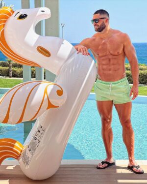 Florian Munteanu Instagram - My new friend Pegasus 😎✌🏼