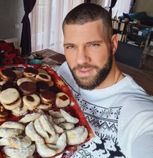 Florian Munteanu Instagram - Cookies? Yeah, the whole plate 😬🍪
#merrychristmas