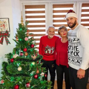 Florian Munteanu Instagram - Craciun fericit 🇷🇴, frohe Weihnachten 🇩🇪 and Merry Christmas 🇺🇸 de la Familia Munteanu 🎅🏼❤️.
Much love and health to all of you ❤️