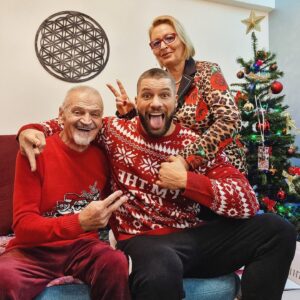 Florian Munteanu Instagram - Baiatul a venit acasa de craciun 🎄❤🇷🇴
.
Merry Christmas, Frohe Weihnachten si Craciun Fericit to everyone out there, I hope you guys spend this time with your loved ones 🎅🏻🎁. Those moments will always be the most precious, the time spend together ❤️.