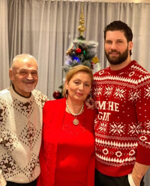 Florian Munteanu Instagram - Merry Christmas, frohe Weihnachten si craciun fericit de la Familia Munteanu ❤️🎄
.
May all of you enjoying the holidays next to your loved ones 🙏🏼. Blessed ❤️