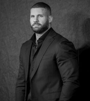 Florian Munteanu Instagram - Commitment & consistency 👊🏼⚔️