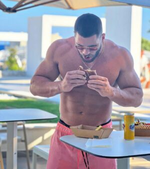 Florian Munteanu Instagram - Bulking season 🍔
