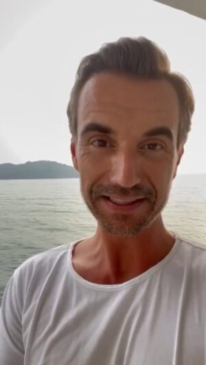 Florian Silbereisen Instagram - Herzliche Grüße vom Traumschiff! 🤩

Ich freue mich auf unsere drei großen Eurovisionsshows:
➡️ 1. Juli, Kitzbühel, die große Premiere: SCHLAGERBOOOM OPEN AIR – DIE STADIONSHOW IN ÖSTERREICH!
➡️ 15. Juli, Gelsenkirchen: DIE GROSSE SCHLAGERSTRANDPARTY 2023 – WIR FEIERN DIE 80ER!
➡️ 21. Oktober, Dortmund: SCHLAGERBOOOM 2023 – ALLES FUNKELT! ALLES GLITZERT!

Ab morgen, 12.00 Uhr, gibt's übrigens die Tickets bei eventim.de und oeticket.com! 😉

#SCHLAGERBOOOMOPENAIR #SCHLAGERSTRANDPARTY2023 #SCHLAGERBOOOM2023 #Werbung