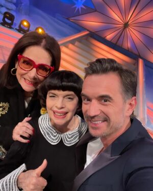 Florian Silbereisen Instagram - Liebe Nana, liebe Mireille, es ist uns allen eine riesengroße Ehre, Euch beim ADVENTSFEST DER 100.000 LICHTER begrüßen zu dürfen! ❤️
Heute um 20.15 Uhr im Ersten und im ORF: DAS ADVENTSFEST DER 100.000 LICHTER – DIE GROSSE SHOW ZUR ERÖFFNUNG DER WEIHNACHTSMÄRKTE!
#ADVENTSFEST
