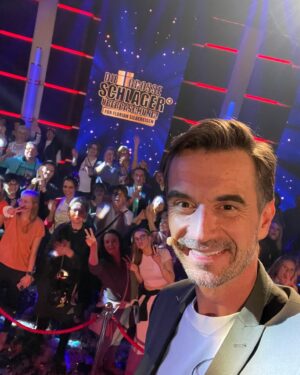 Florian Silbereisen Instagram - Seid Ihr gleich mit dabei? 😉 

Gleich um 20.15 Uhr startet im Ersten und im ORF die DIE GROSSE SCHLAGERÜBERRASCHUNG FÜR FLORIAN SILBEREISEN!