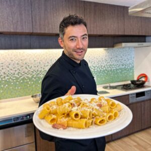 Francesco Bellissimo Instagram - Amazing Carbonara with Sichuan Pepper!❤️🍝
山椒のカルボナーラをどうぞ！最高に美味しかったですよー！😋🇮🇹
Rigatoni alla carbonara al pepe di Sichuan!😂✌️

#ベリッシモ #料理研究家 #イタリア料理研究家ベリッシモフランチェスコ #料理研究家ベリッシモ #francescobellissimo #francescobellissimochef #carbonara #carbonaraday #pepedisichuan #sichuanpepper #カルボナーラ #山椒のカルボナーラ #pasta #pastapasta #pastalovers #イタリア料理 #イタリア料理人 #イタリア料理家 #イケオジ料理人 #イケオジ料理研究家ベリッシモフランチェスコ #イケオジ #イタリア人 #イタリアンシェフ #chef #cheflife #italianchef #chefignorante #イタリア料理教室 #料理教室