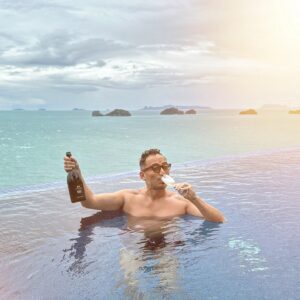 Francesco Bellissimo Instagram - Franciacorta time in infinity pool at Conrad Koh Samui!🥂✨
海を眺めながらプール内でイタリア産の美味しいスパークリングワインを飲むと、最高のインスピレーションが浮かびます！これからも仕事を頑張るぞ。乾杯!👍
Un buon Franciacortino di rito nella piscina infinita!❤️

#ベリッシモ #料理研究家 #イタリア料理研究家ベリッシモフランチェスコ #イタリア料理研究家 #料理研究家ベリッシモ #イケオジ料理研究家ベリッシモフランチェスコ #イケオジ #イケメン #筋肉 #プール #pool #poolside #conradkohsamui #kohsamui #サムイ島 #コンラッドコサムイ #luxurylifestyle #luxury #infinitypool #vitamondana #actorlife #俳優 #イタリア人 #イタリア人俳優 #芸能人 #lifestyle #ライフスタイル #italianstyle #italian