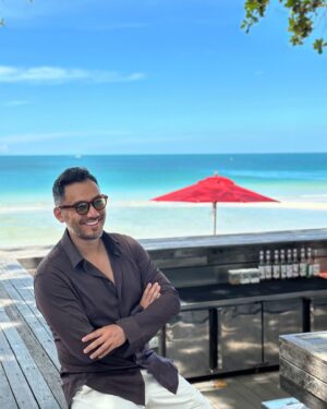 Francesco Bellissimo Instagram - The Roman Gladiator on the beach, at The Library, Koh Samui🏖️😎
サムイ島の東にある素敵なビーチにて！⛱️☀️
Sole, mare ed il Gladiatore Romano!😂👍

#ベリッシモ #イタリア料理研究家 #イタリア料理研究家ベリッシモフランチェスコ #料理研究家 #料理研究家ベリッシモ #俳優 #役者 #俳優ベリッシモ #francescobellissimo #francescobellissimochef #chef #cheflife #thelibrarykohsamui #kohsamui #luxurylifestyle #luxurydesign #luxury #vitamondana #ラグジュアリー #セレブ #fashionstyle #fashionblogger #lifestyle #thailand #thailand🇹🇭 #poolside #enjoylife #外国人タレント #actorslife