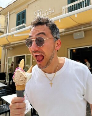 Francesco Bellissimo Instagram - Buonissimo Gelato in Tropea!!!❤️😍
トロペアで激うまジェラートを食べましたよ！😘

#ベリッシモ #料理研究家 #俳優 #イタリア料理研究家ベリッシモフランチェスコ #料理研究家ベリッシモ #actor #actorlife #barpapillontropea #chef #tvchef #cheflife #gelato #gelatoartigianale #gelatoitaliano #ジェラート #ジェラート屋さん #トロペア #カラブリア #南イタリア #絶景 #ロマンチック #イケオジ #francescobellissimo #calabria #calabria_love #tropea #おいしい #tropea❤ #enjoylife