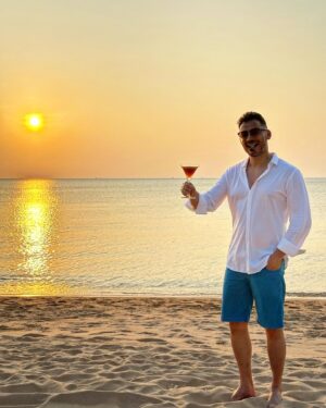 Francesco Bellissimo Instagram - Sunset is the opening magic of the night.✨✨
Sunset, Cigar and cocktail in Pattaya🍹☀️🏝️
夕日とシガーとカクテルの時間😉
Il tramonto, il sigaro ed un buon Martini in Pattaya!😂

#ベリッシモ #料理研究家 #料理研究家ベリッシモ #イタリア料理研究家ベリッシモフランチェスコ #francescobellissimo #chef #tvchef #beach #luxurylifestyle #luxury #beachlife #sunset #dapperlife #dapper #fashionstyle #fashionista #thailand #pattaya #upattaya #sprezzatura #vitamondana #cigar #cigarlifestyle #cigaroftheday #cocktails #pattayabeach #俳優 #芸能人 #イタリア人