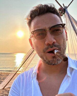 Francesco Bellissimo Instagram - Sunset is the opening magic of the night.✨✨
Sunset, Cigar and cocktail in Pattaya🍹☀️🏝️
夕日とシガーとカクテルの時間😉
Il tramonto, il sigaro ed un buon Martini in Pattaya!😂

#ベリッシモ #料理研究家 #料理研究家ベリッシモ #イタリア料理研究家ベリッシモフランチェスコ #francescobellissimo #chef #tvchef #beach #luxurylifestyle #luxury #beachlife #sunset #dapperlife #dapper #fashionstyle #fashionista #thailand #pattaya #upattaya #sprezzatura #vitamondana #cigar #cigarlifestyle #cigaroftheday #cocktails #pattayabeach #俳優 #芸能人 #イタリア人