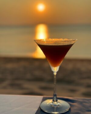 Francesco Bellissimo Instagram - Sunset is the opening magic of the night.✨✨
Sunset, Cigar and cocktail in Pattaya🍹☀️🏝️
夕日とシガーとカクテルの時間😉
Il tramonto, il sigaro ed un buon Martini in Pattaya!😂

#ベリッシモ #料理研究家 #料理研究家ベリッシモ #イタリア料理研究家ベリッシモフランチェスコ #francescobellissimo #chef #tvchef #beach #luxurylifestyle #luxury #beachlife #sunset #dapperlife #dapper #fashionstyle #fashionista #thailand #pattaya #upattaya #sprezzatura #vitamondana #cigar #cigarlifestyle #cigaroftheday #cocktails #pattayabeach #俳優 #芸能人 #イタリア人